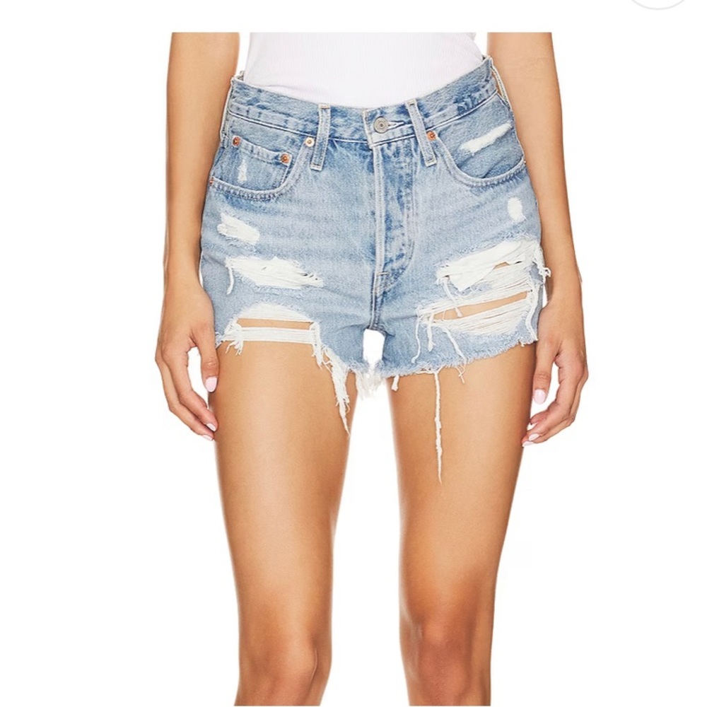 Levi 501 distressed light wash